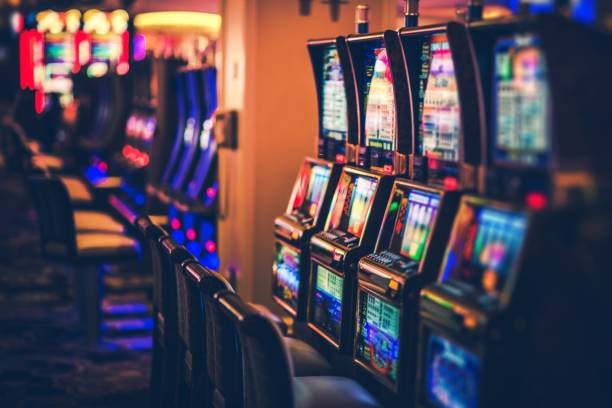 hotjitu mobile app interface showing live casino tables and sportsbook markets